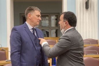 Huter podnio krivičnu prijavu protiv Ðuraškovića: "Prinuđen sam da tražim skidanje ljage sa mog imena" Huter podnio krivičnu prijavu protiv Ðuraškovića: "Prinuđen sam da tražim skidanje ljage sa mog imena"