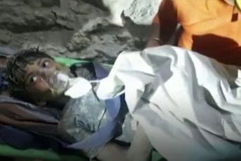 Indija: Nakon četiri dana kopanja spašen desetogodišnjak koji je upao u bunar dubok 24 metra Indija: Nakon četiri dana kopanja spašen desetogodišnjak koji je upao u bunar dubok 24 metra