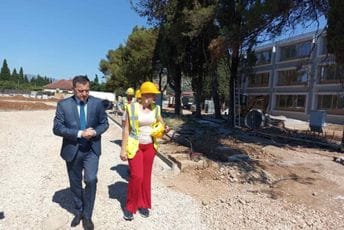 Vojinović: Zahvaljujući kompaniji Bemax, mališani u Tološima od septembra u novoj školi Vojinović: Zahvaljujući kompaniji Bemax, mališani u Tološima od septembra u novoj školi