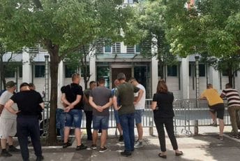 Završen sastanak u Vladi: Radnici Željezare uputili se ka Ambasadi Turske Završen sastanak u Vladi: Radnici Željezare uputili se ka Ambasadi Turske