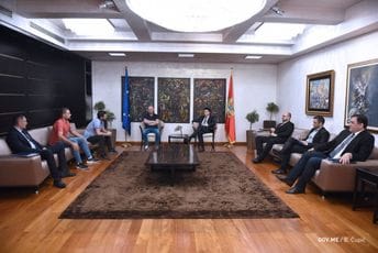 Abazović radnicima Toščelika: Tražimo rješenje i na diplomatskom nivou Abazović radnicima Toščelika: Tražimo rješenje i na diplomatskom nivou