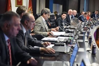 Pregovore i tekst ugovora sa Crkvom Srbije Abazović krije od javnosti i ministara Pregovore i tekst ugovora sa Crkvom Srbije Abazović krije od javnosti i ministara