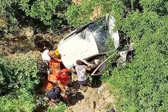 Petrovac: Automobil sletio u provaliju Petrovac: Automobil sletio u provaliju