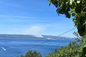 Hrvatska: Požari na Braču i Hvaru, u gašenju učestvuju i avioni Hrvatska: Požari na Braču i Hvaru, u gašenju učestvuju i avioni