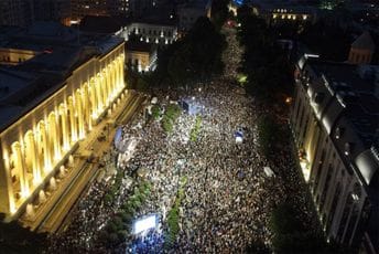 Najmasovniji skup u istoriji Gruzije, na ulicama Tbilisija rijeke ljudi (VIDEO) Najmasovniji skup u istoriji Gruzije, na ulicama Tbilisija rijeke ljudi (VIDEO)
