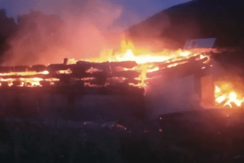 Velika šteta: Nakon udara groma, izgorio objekat kod Pljevalja Velika šteta: Nakon udara groma, izgorio objekat kod Pljevalja