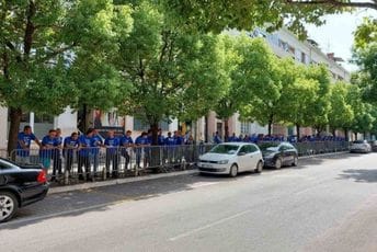 Počeo protest radnika željezare ispred Vlade, čekaju sastanak sa Abazovićem Počeo protest radnika željezare ispred Vlade, čekaju sastanak sa Abazovićem