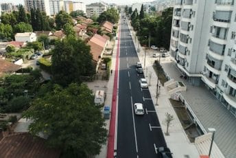 Rekonstruisana Ulica Kralja Nikole i obezbijeđeno preko 120 novih parking mjesta Rekonstruisana Ulica Kralja Nikole i obezbijeđeno preko 120 novih parking mjesta