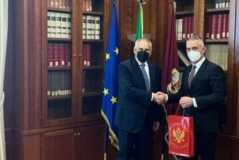 Brđanin sa direktorom Državne policije Italije Lambertom Gianniniem Brđanin sa direktorom Državne policije Italije Lambertom Gianniniem