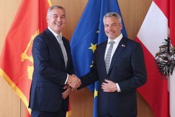 Đukanović sa austrijskim kancelarom: Snažna podrška Crnoj Gori i regionu na putu EU integracija Đukanović sa austrijskim kancelarom: Snažna podrška Crnoj Gori i regionu na putu EU integracija