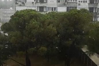 Nevrijeme pogodilo Podgoricu: Padao grad veličine lješnika Nevrijeme pogodilo Podgoricu: Padao grad veličine lješnika