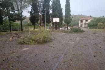 Dajbabe od juče bez struje: U nevremenu slomljen betonski stub, napajanje očekuju za dva sata Dajbabe od juče bez struje: U nevremenu slomljen betonski stub, napajanje očekuju za dva sata