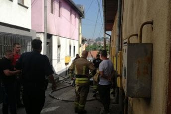 Sarajevo: Dvojica rođaka se gađali cigaretama i zapalili stan Sarajevo: Dvojica rođaka se gađali cigaretama i zapalili stan