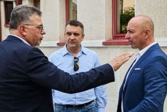Delević i Vlahović trebalo da budu „glineni golubovi“ Advokat Mugoša juče ispred zgrade Disciplinske komisije sa pilotima Delevićem i Vlahovićem