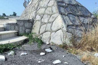 Spomen-obilježje na Barutani ponovo zapušteno: Izmet, smeće i korovi sramni „prilozi“ djelu Kane Radević „Poljski vc“ ispred stepenica spomen-kompleksa