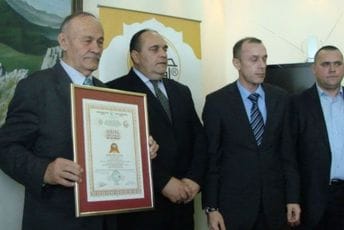 Gradina kompani najveći dužnik Uručen halal sertifikat firmi Gradina company