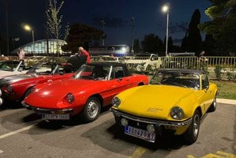 Izložba kabriolet old tajmera privukla pažnju sugrađana i turista u Podgorici Izložba kabriolet old tajmera privukla pažnju sugrađana i turista u Podgorici