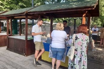 Cetinjani od prodaje knjiga donirali novac za Ukrajinu Cetinjani od prodaje knjiga donirali novac za Ukrajinu