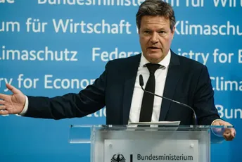 Njemački vicekancelar građanima: Tuširajte se kratko i zimi nosite džempere i debele čarape Njemački vicekancelar građanima: Tuširajte se kratko i zimi nosite džempere i debele čarape