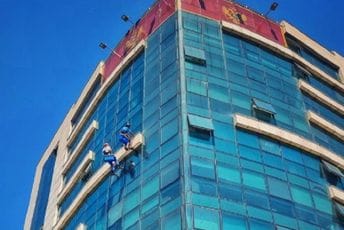 Alpinističko pranje prozora: Neustrašivi "spajdermeni" sa kofama vode na 50 metara Alpinističko pranje prozora: Neustrašivi "spajdermeni" sa kofama vode na 50 metara