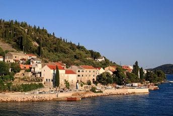 Nema prodavnica, automobila, većina stanovnika se preziva isto: Ovo je najmanje naseljeno ostrvo u Hrvatskoj Nema prodavnica, automobila, većina stanovnika se preziva isto: Ovo je najmanje naseljeno ostrvo u Hrvatskoj