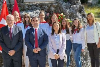 Položen vijenac na spomen-obilježje stradalima: Đurašković poručio da belvederske žrtve nijesu bile uzaludne Položen vijenac na spomen-obilježje stradalima: Đurašković poručio da belvederske žrtve nijesu bile uzaludne