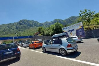 Počele vikend gužve: Sve više građana spas od vrućine traži pri moru Počele vikend gužve: Sve više građana spas od vrućine traži pri moru