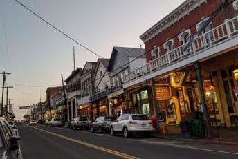 U salunu ,,Jadran“ na Divljem zapadu Perfektno sačuvano istorijsko jezgro Virdžinija Sitija u Nevadi