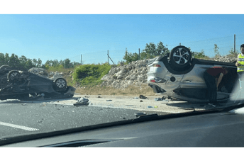 Teška saobraćajna nesreća kod Splita: Dva automobila završila na krovu Teška saobraćajna nesreća kod Splita: Dva automobila završila na krovu