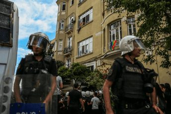 Policija spriječila Paradu ponosa u Istanbulu, privedene desetine osoba Policija spriječila Paradu ponosa u Istanbulu, privedene desetine osoba