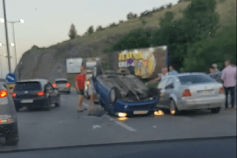 Auto završilo na krovu, ženska osoba primljena u Urgentni centar (VIDEO) Auto završilo na krovu, ženska osoba primljena u Urgentni centar (VIDEO)