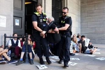 Protesti u Njemačkoj zbog samita G7: Demonstranti zalijepili šake za ulicu Protesti u Njemačkoj zbog samita G7: Demonstranti zalijepili šake za ulicu