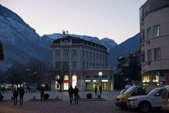 Uhapšen Crnogorac sa Kosova, terete ga za zločine nad civilima 1999. godine Uhapšen Crnogorac sa Kosova, terete ga za zločine nad civilima 1999. godine