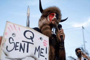 "Hoćemo li još jednu igru?": Povratak QAnona novim kriptičnim porukama Džejk Angeli, pristalica KjuAnona, drži natpis "Kju me je poslao", dok se obraća pristalicama Donalda Trumpa na protestu poslije predsjedničkih izbora