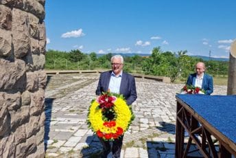 Mandić i Knežević položili vijence na Gazimestanu: Moramo biti spremni da odbranimo temelje našeg postojanja Mandić i Knežević položili vijence na Gazimestanu: Moramo biti spremni da odbranimo temelje našeg postojanja