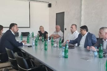 Đurović sa predstavnicima trgovinskih lanaca: Dovoljno namirnica u prodavnicama, nabavka se neometano obavlja Đurović sa predstavnicima trgovinskih lanaca: Dovoljno namirnica u prodavnicama, nabavka se neometano obavlja