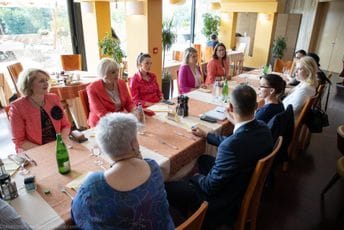 Ženski klub sa predstavnicima ambasade Češke: Neophodna edukacija i unapređenje rada socijalnih institucija i Uprave policije Ženski klub sa predstavnicima ambasade Češke: Neophodna edukacija i unapređenje rada socijalnih institucija i Uprave policije