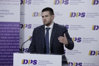 Nikolić: Premijer i savjetnik mu „ćaskaju“ sa osobom koja je optužena da je vođa kriminalne grupe, u svakoj državi ovo bi bio skandal