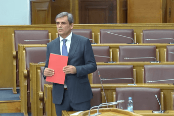 Raičević: Ozbiljna kompanija želi da kupi privatizovani dio Luke Bar; Ibrahimović: Nema zvaničnih informacija o prodaji Raičević: Ozbiljna kompanija želi da kupi privatizovani dio Luke Bar; Ibrahimović: Nema zvaničnih informacija o prodaji