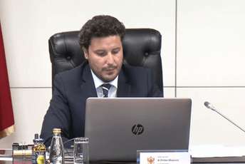 Abazović o ljetnjoj sezoni: Cijene kao na Azurnoj obali, nadam se da će stići veći talas turista u drugoj polovini jula Abazović o ljetnjoj sezoni: Cijene kao na Azurnoj obali, nadam se da će stići veći talas turista u drugoj polovini jula