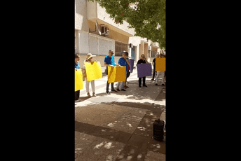 (VIDEO) "Alo, ima li koga u dom": Radnici MA protestuju ispred zgrade Vlade, čekaju da im se neko obrati (VIDEO) "Alo, ima li koga u dom": Radnici MA protestuju ispred zgrade Vlade, čekaju da im se neko obrati