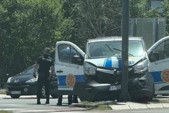 Podgorica: Vozilo Interventne jedinice policije udarilo u stub rasvjete Podgorica: Vozilo Interventne jedinice policije udarilo u stub rasvjete