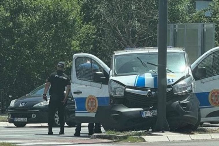 Podgorica: Vozilo Interventne jedinice policije udarilo u stub rasvjete Podgorica: Vozilo Interventne jedinice policije udarilo u stub rasvjete