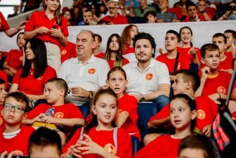 Abazović i Lalošević sa učenicima OŠ „Vladimir Nazor“ bodre košarkašku reprezentaciju Abazović i Lalošević sa učenicima OŠ „Vladimir Nazor“ bodre košarkašku reprezentaciju