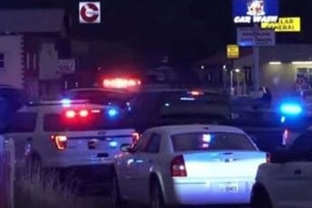 Amerikanac zapucao iz kuće, ubio dva policajca i njihovog psa Amerikanac zapucao iz kuće, ubio dva policajca i njihovog psa