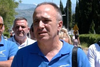 Policajac ispred Vlade doživio stres zbog bačenog jajeta Policajac ispred Vlade doživio stres zbog bačenog jajeta