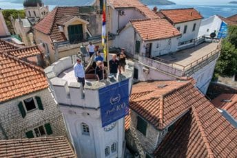 Zastava PVK Jadran podignuta na Toru: Zvijezda Škvera puni vijek sja Zastava PVK Jadran podignuta na Toru: Zvijezda Škvera puni vijek sja