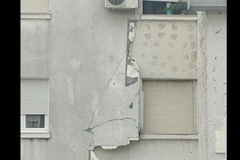Podgorica: Vjetar odlomio dio fasade sa zgrade, još jedno parče se klati Podgorica: Vjetar odlomio dio fasade sa zgrade, još jedno parče se klati