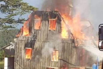 Uzrok najvjerovatnije udari groma: Požari oko Pljevalja, potpuno izgorjela i jedna kuća Uzrok najvjerovatnije udari groma: Požari oko Pljevalja, potpuno izgorjela i jedna kuća