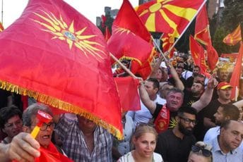 Desetine hiljada na ulicama Skoplja, tvrde kako se osporava makedonska istorija, jezik, identitet, kultura i nasljeđe Desetine hiljada na ulicama Skoplja, tvrde kako se osporava makedonska istorija, jezik, identitet, kultura i nasljeđe